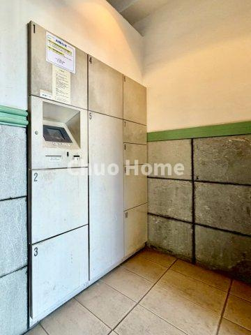 【宅配ボックス】在宅時・不在時に関わらず、居住者の代わりに非対面で宅配物を受け取ってくれる便利な設備です。わかりやすくご説明致しますので見学時にはお部屋だけではなく共用部分もぜひチェックしてください。