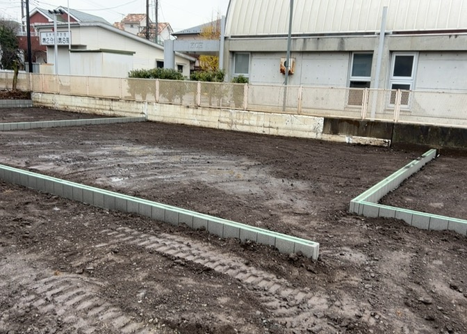 バルコニーは、室外の専用スペースのうち、「屋根がなく開放された空間」であるものを指します。ベランダより広いタイプのものが多く、日当たりもよいため家庭菜園などを楽しみたい人にとって適した環境となります。