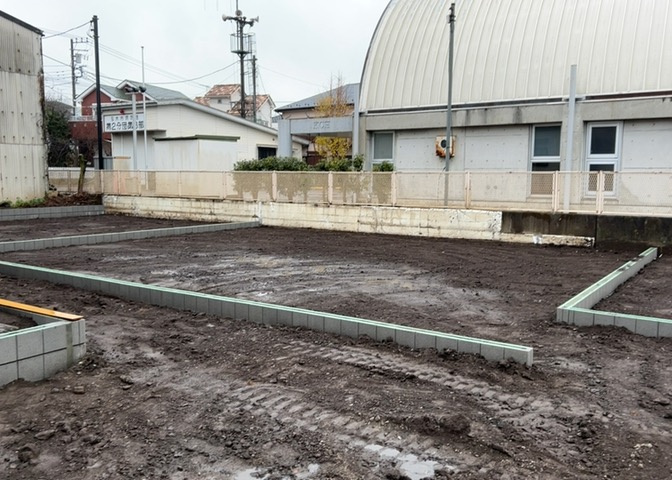 敷地内には、散水栓や立水栓があります。水道水を直接利用できるため、水を運ぶ手間を省くことが出来ます。大量の水を必要とする洗車作業や清掃などに役立ちます。その他設備とあわせて、現地でご確認ください。