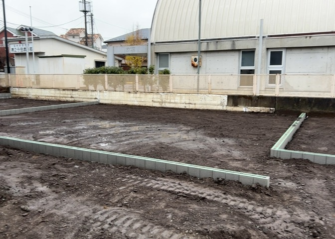 木造住宅とは土台、壁、柱など建築物の強度を支える構造体の材に木が使用されている構造を指します。構造体は建物の自重を支えるだけではなく風圧や水圧、積裁荷重などあらゆる衝撃に耐えるための基礎です。