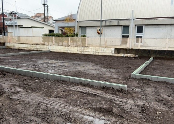 ベタ基礎とは、柱の位置に関係なく全体に基礎がある事を指し、面積が大きい分建物の重さを全体に分散できます。また、地面からの湿気や害虫を遮断でき、木造住宅で心配されるシロアリ被害を防ぐ効果も期待できます。
