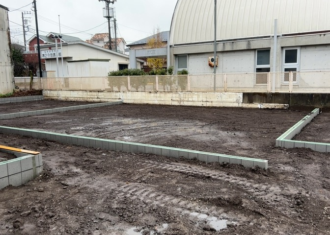 基礎パッキング工法とは、床下の換気確保のため基礎と土台の間に緩衝材を挟み込む工法です。土台の下に数十センチの間隔で設置されるため、全体的な隙間が生まれます。床下換気口に比べて高い通気性が確保されます。