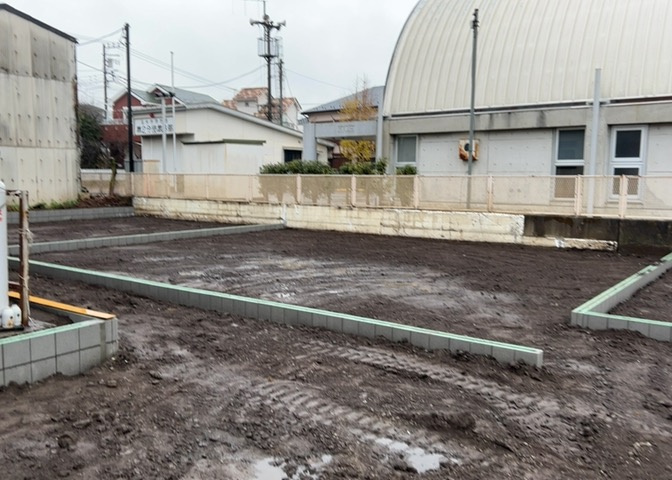 現地に行くなら、物件の周囲の地形がどうなっているかを見ることも大切です。周辺より低くなっている土地では、大雨などで水が集まりやすいため、地盤が弱くなっているということも考えられるため、注意が必要です。