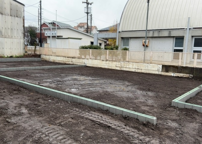 玄関は、狭すぎると複数人で使いにくく、広すぎても無駄な空間になりがちです。最低2畳を目安にして、家の広さとの兼ね合いや家族の人数を考慮して決めるとよいでしょう。現地を見学して快適な玄関を選びましょう！