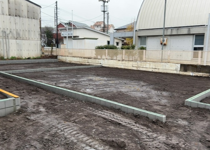 住宅用の土地では前面道路に2m以上接していなければならないと法律で定められています。しかし、お持ちの車のサイズやライフスタイルなどにより、2mでは利便が悪い場合もございますので、事前に確認しましょう。
