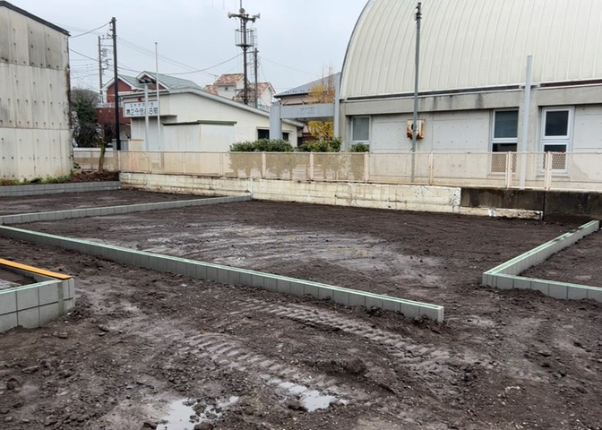 お持ちの車種によっては前面道路が広い方が便利でしょう。しかし、前面道路が広ければその分交通量が多くなるため、騒音などが気になる場合があります。実際に現地を見学し、周辺交通量や騒音などを確認しましょう！