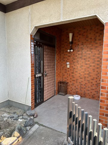 温かみのあるレンガ調の壁面が、深みを与える玄関ポーチ。