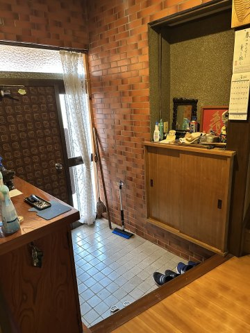 レンガ調の壁面がアクセントになった、落ち着きある玄関。