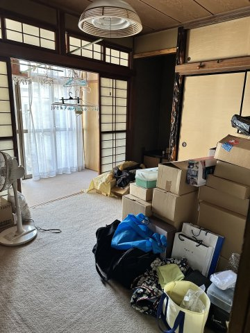 南側に面した掃き出し窓があり、陽光が差し込む和室です。