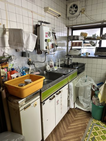 窓があり換気がしやすい、壁付けタイプのキッチンです。