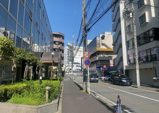 景色重視でお家選ぶをするとスーパーが遠い！学校が遠い！など生活をするうえで利便性で困ることもあります。まず一度現地を見学する際に、周辺の施設などがあるかを確認し、暮らし始めた後のことを想像しましょう。
