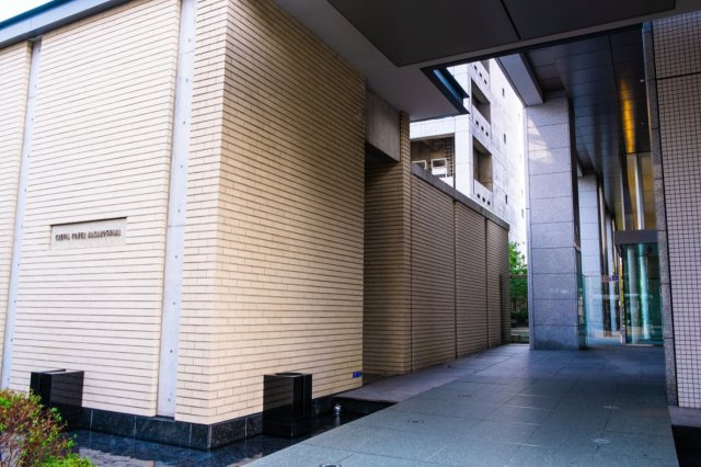【エントランス外観】都会らしい洗練されたデザインのマンション玄関口です！