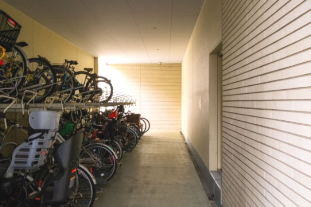 【駐輪場】全部で500台を駐輪できます。二段ラック式です。自転車が風雨にさらされることもありません！