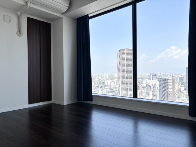 【洋室】約6.1帖の洋室！クローゼットもありお部屋を広くお使いいただけます◎