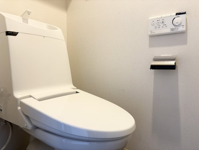 【トイレ】上部棚がありシンプルな作りで無駄のないトイレです！