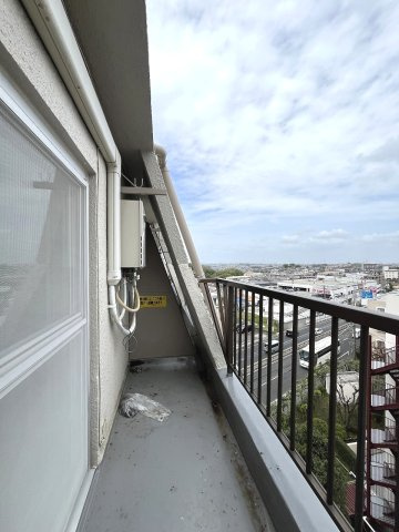 7階最上階で空が広く感じられるバルコニー。開放感のある空間です