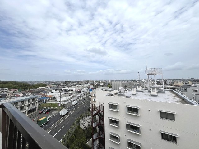 246を望む開放的な眺望。前面に高い建物がなく遠くまで視界が広がります