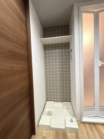 防水パン付きのランドリースペース。上部棚付きで洗剤などの収納にも便利です