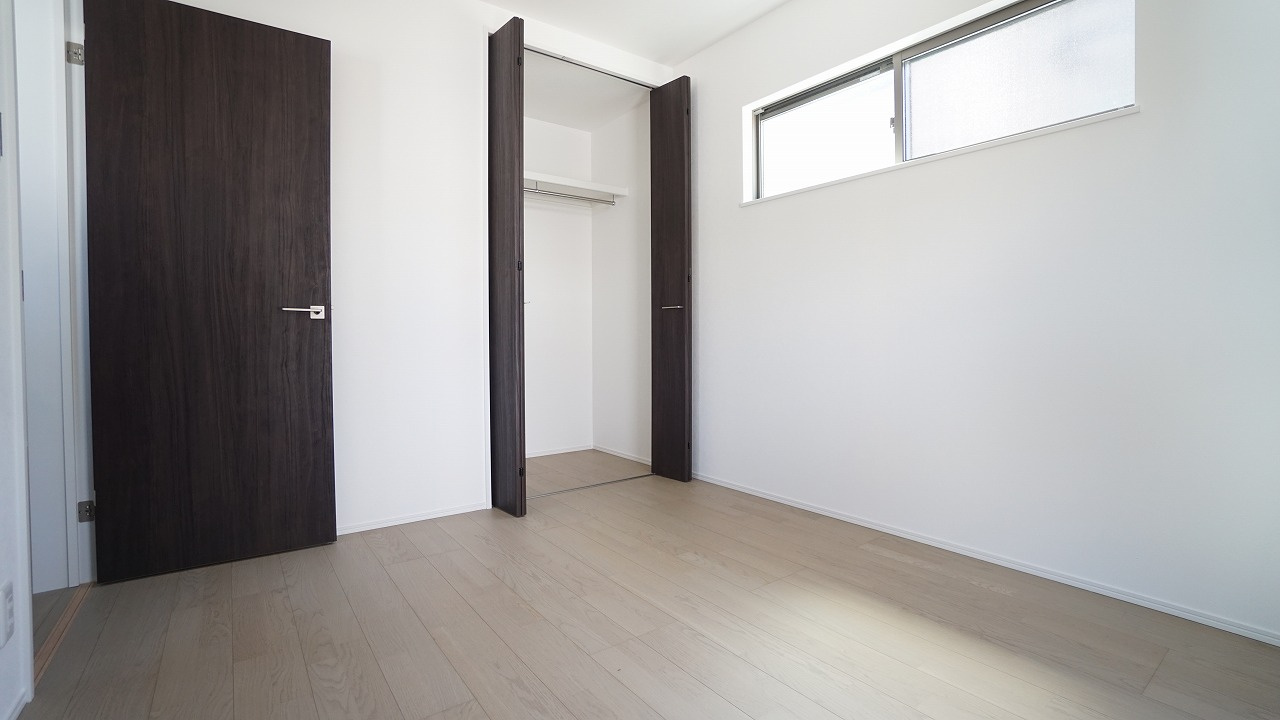 2Ｆの5.25帖洋室　明るいひろびろ空間　大容量の収納つき