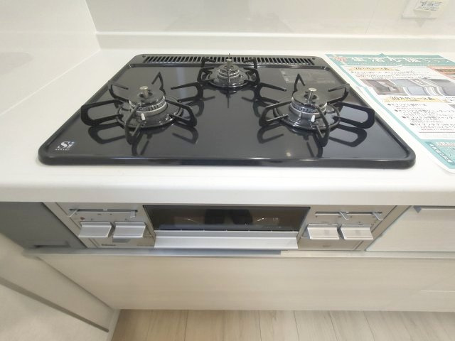 【3口コンロ】　3口コンロ、グリル付きでお料理のレパートリーも増えそうです。
