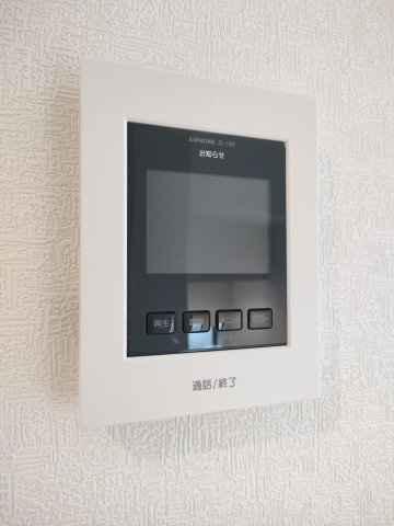 【TVモニター付きインターフォン】　訪問者の顔を見ることができるので、安心してドアを開けられます。