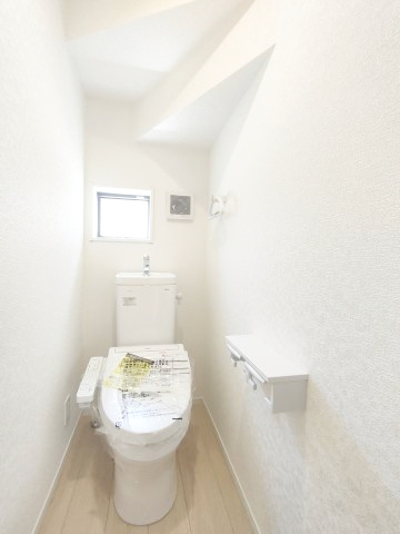 【1階トイレ】　トイレは温水洗浄便座付です。