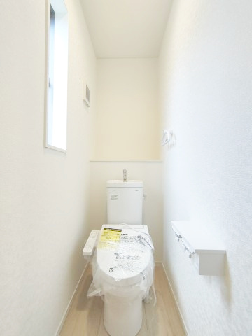 【2階トイレ】　白を基調とした清潔感のあるトイレ。ウォシュレットも付いてますので快適にご使用いただけます。