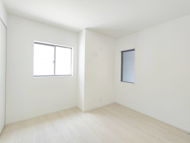 【洋室約5.7帖】　ゆったりサイズの洋室は、主寝室にいかがでしょうか？