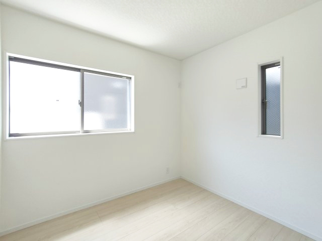 【納戸約4.5帖】　納戸とは建築基準法で「居室」の採光・通風の基準を満たしていないお部屋のこと。通常のお部屋としてもお使いいただけます。