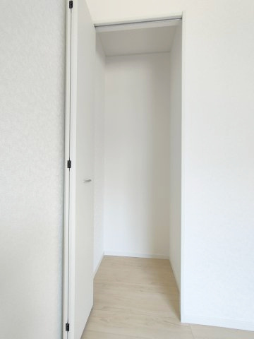 【納戸約4.5帖　収納】　全てのお部屋に収納を備え、空間を広くお使いいただけます。