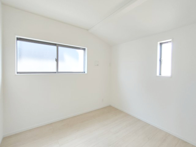 【洋室約4.5帖】　お子様の勉強部屋、書斎など使い方を想像しながらぜひご覧ください。