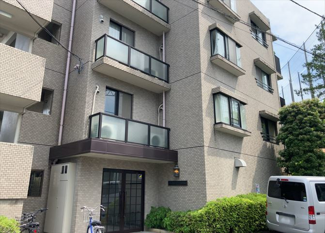 道幅が広い場所は日当たりや風通が良好です。幅が広いのですれ違いも可能ですし大きな車でも駐車可能！一方で、大型車が通ることも多くなるため交通量の増加により騒音に繋がります。また土地の値段が高くなります。