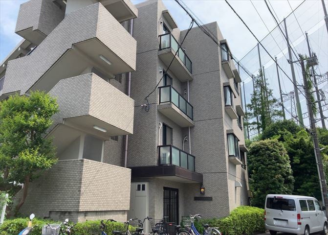 ＲＣ造、Reinforced　Concreteは直訳すると補強されたコンクリートです。主に柱や梁・床・壁が鉄筋とコンクリートで構成おり、鉄筋を組んだ型枠にコンクリートを流し込んで固めたものを指します。