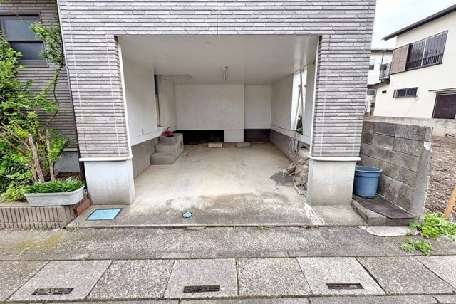 車庫と納戸が繋がっていますので、雨に濡れることなく乗車・降車できます。