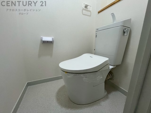 温水洗浄便座付トイレは温水洗浄機能により、暖かい水でおしりを洗浄することができ、冷たい水を使う従来の便座に比べ、温水洗浄機能で暖かいトイレを提供し、快適な使用を可能にします。