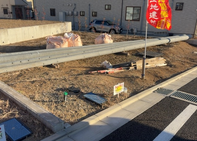 土地の形が極端に長細かったり、狭小地、あるいは道路との高低差がある傾斜地だった場合、後々売ろうとしても買い手がつかない場合もあります。後々、売却することになった時に価値の下がらない土地を選びましょう。