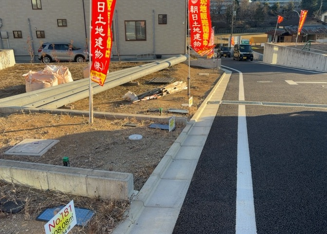 家を建てる場合、方位は要チェックです。現実的に日当たりのよい家ならばリビングは南側、建築基準法でも北側に当たる家への配慮は求められています。土地を見学に行く際は、方位磁針を持って行くようにしましょう。