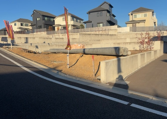 現地に行くなら、物件の周囲の地形がどうなっているかを見ることも大切です。周辺より低くなっている土地では、大雨などで水が集まりやすいため、地盤が弱くなっているということも考えられるため、注意が必要です。
