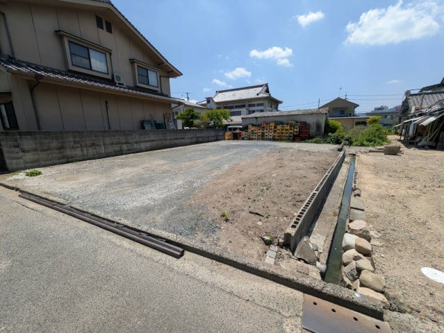 周辺にはスーパーや飲食店など生活利便施設が点在しており、日々の暮らしに便利な立地です。敷地面積も約164.23？とゆとりがあります。府中市立府中学園まで徒歩約6分のため、通学面でも安心感があります。