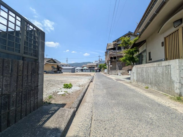 前面道路は公道幅員約2.5ｍとなっており、現地周辺は落ち着いた住環境が広がっています。交通量も比較的少なく、静かな暮らしを求める方におすすめの立地です。暮らしやすさも魅力の一つです。