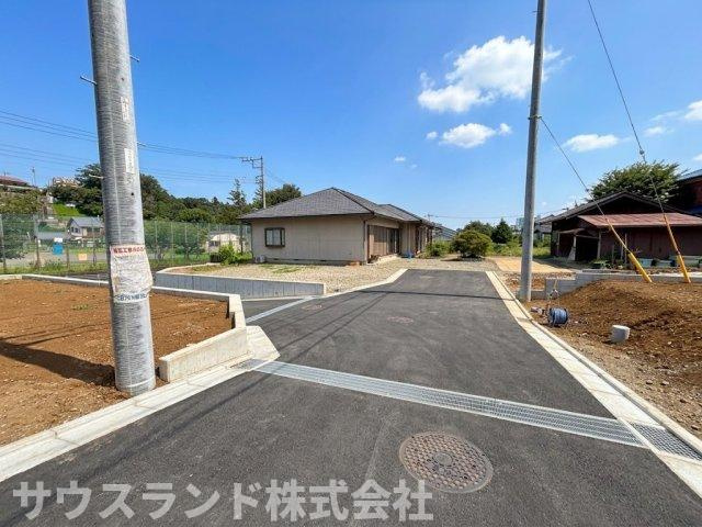 分譲地の出入り口付近は広々としており、見通しも良く安全に配慮された造りです！周囲の緑も豊かで、四季折々の自然を感じながら健やかに子育てができる環境です。毎日のお出かけが楽しみになる街並みです！