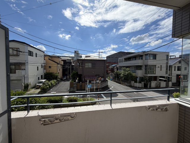青空が広がる爽快な眺望！バルコニーは南向きで、一日を通して豊かな陽光が差し込みます。