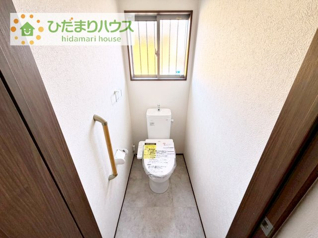 小窓が付いているので、トイレも明るい空間になっております♪