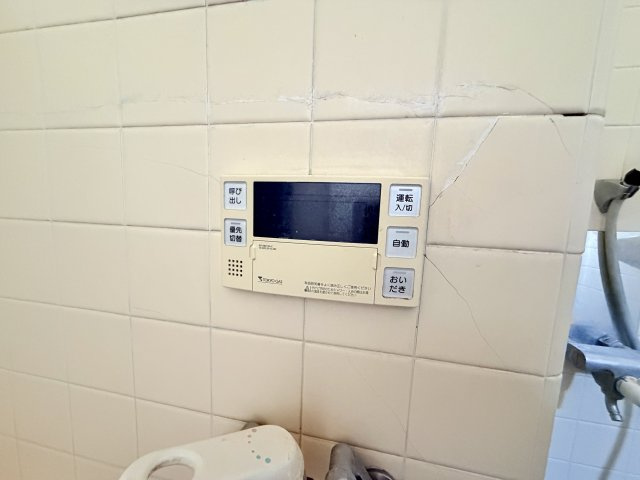 【おいだき機能】　ワンタッチで操作できる給湯パネル付き。