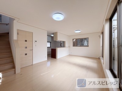 対面キッチンから室内を見渡すことができ、リビングイン階段で家族と対面する機会も増える、あたたかな間取りです。