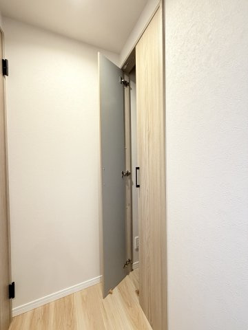 【廊下収納】　廊下の収納スペースは掃除道具などをまとめて置け、生活動線をすっきり保てます。