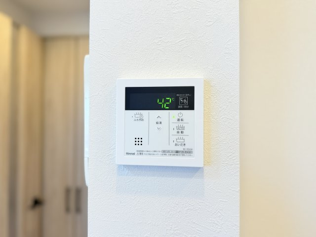 【給湯パネル】　給湯パネルは温度表示が見やすく、家族みんなが使いやすい設計です。