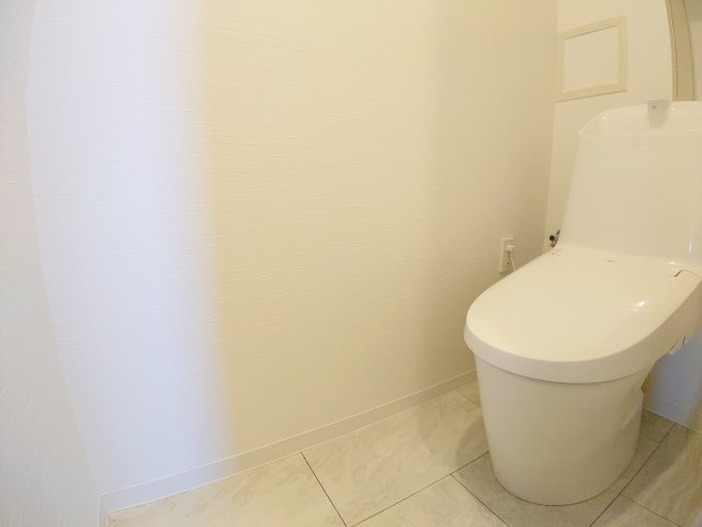 白を基調とした爽やかなクロスに、上品な石目調のフロアが美しく映えるトイレ空間です♪洗面室などの水回りともデザインが統一されており、住まい全体の洗練された雰囲気を崩しません♪