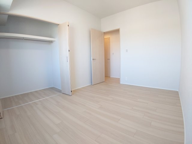 ご夫婦やおしゃれ好きの方の衣類もすっきりと収まる、間口の広い大型クローゼット付きです♪丈の長いコートやジャケットをまとめてハンガー掛けできるため衣替えの手間も軽減。お部屋を広く使うための強い味方です♪