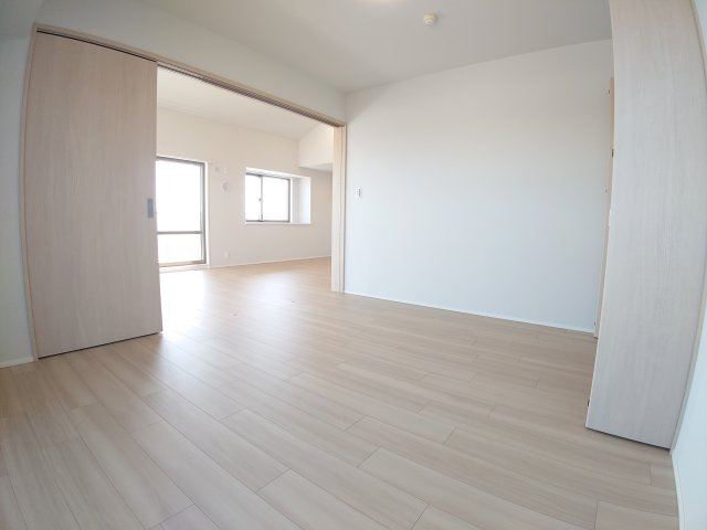 可動式の引き戸を開放することで、リビングと一体化してさらに広々としたLDK空間に早変わりするお部屋です♪床面に段差がないフラットな設計のため、お住まい全体の開放感がグッと高まります♪